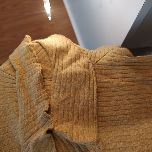 Ruffled V-Neck Ribbed Sweater - Picture 4 of 4